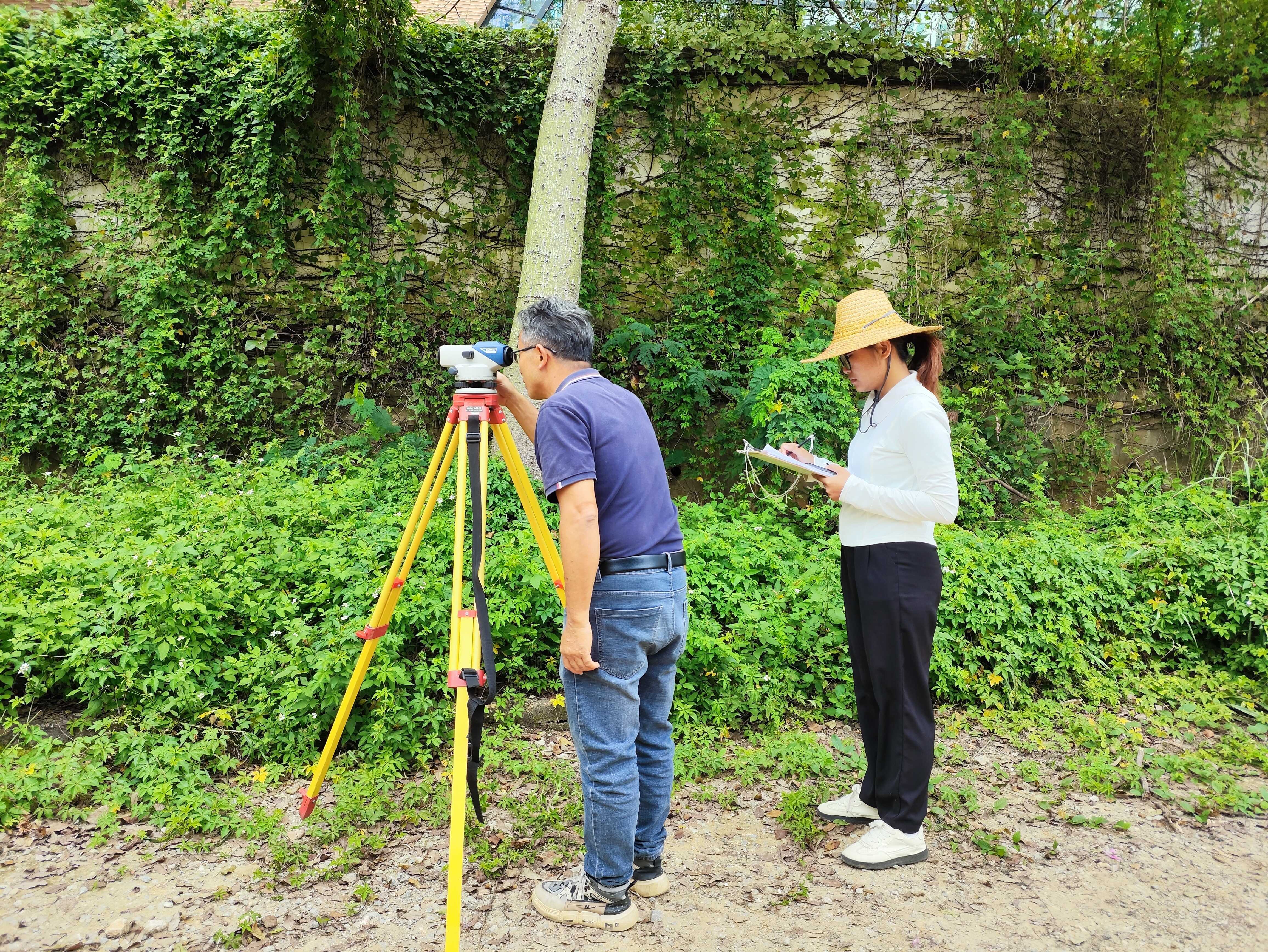 9月11日,测量队员在硕龙水文站开展水准点联测工作.jpg