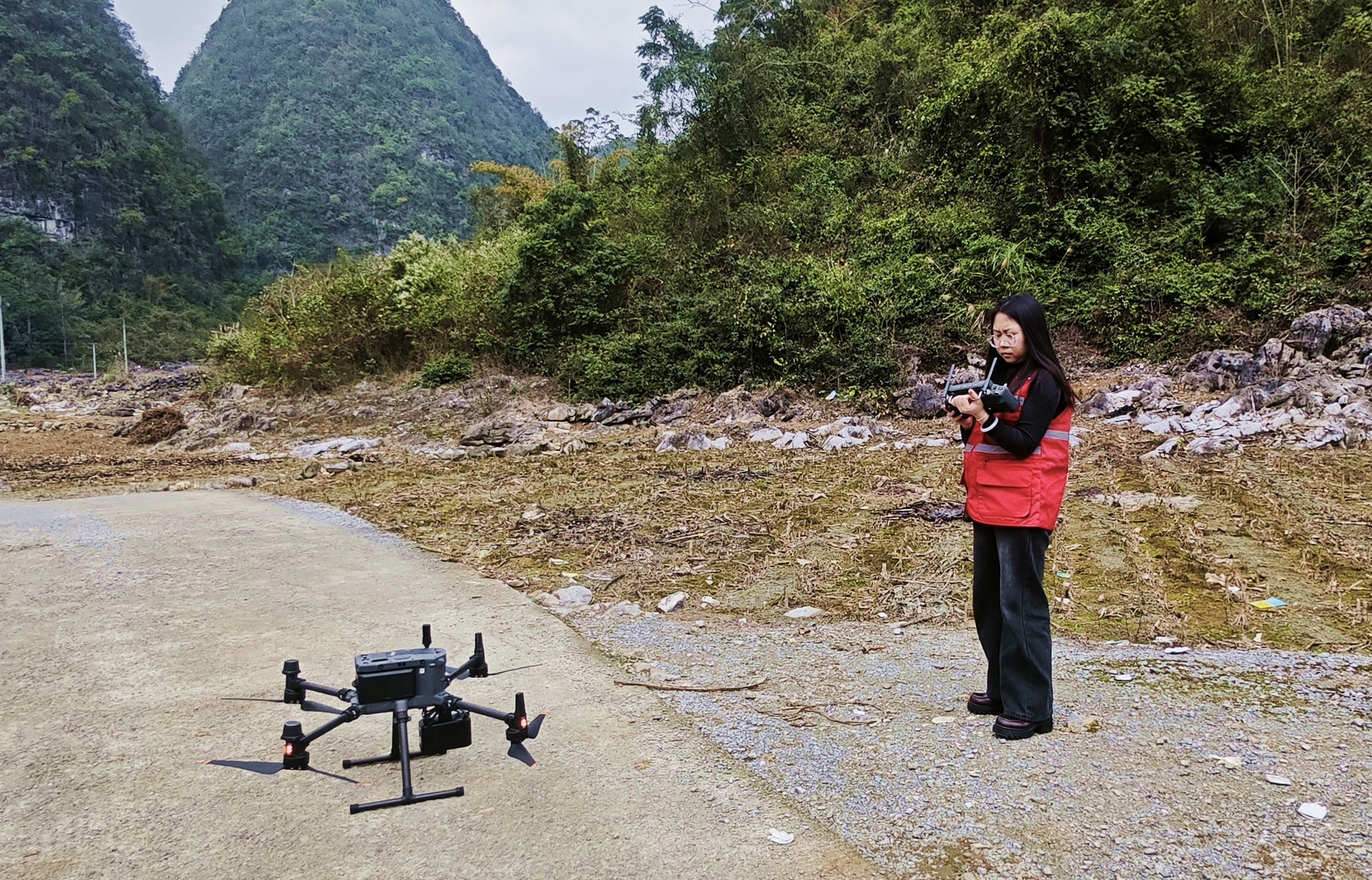 工作人员利用无人机现场查勘地理数据.jpg