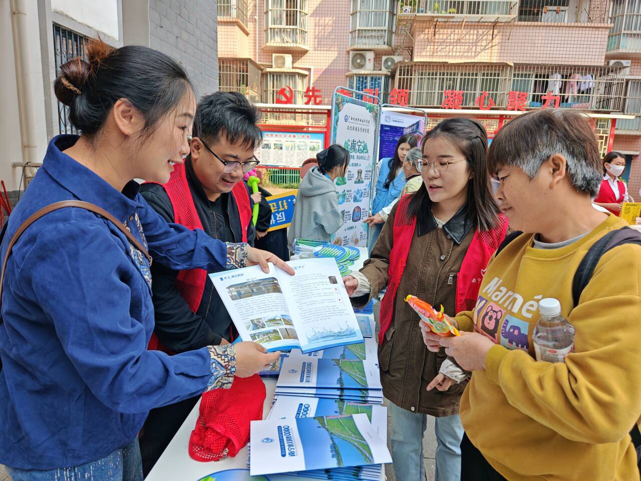 1志愿者向社区居民讲解水文知识 覃文静 摄.jpg