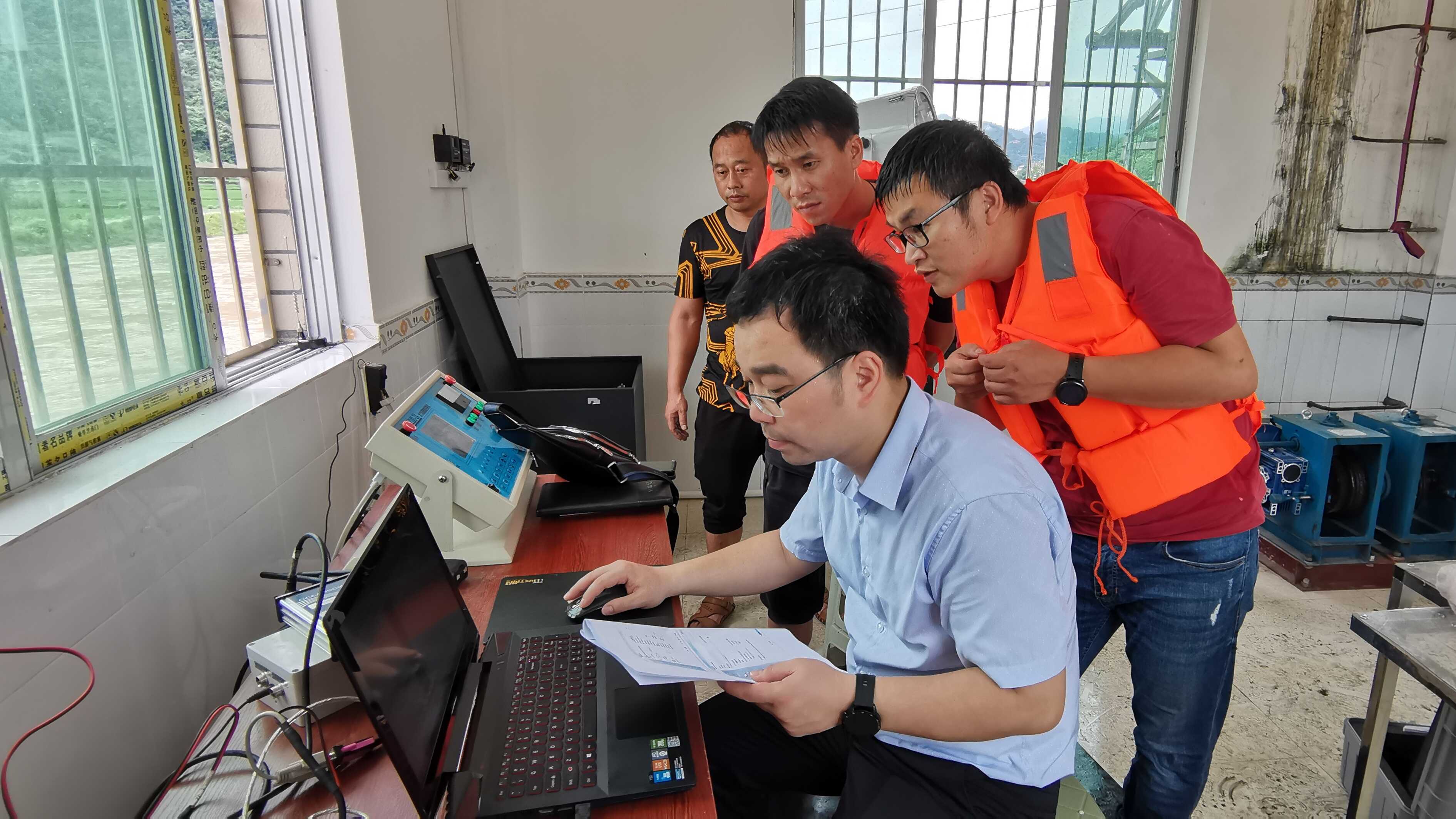 2.2020年6月8日,谭俊鹏带队到驯乐水文站开展应急监测.jpg